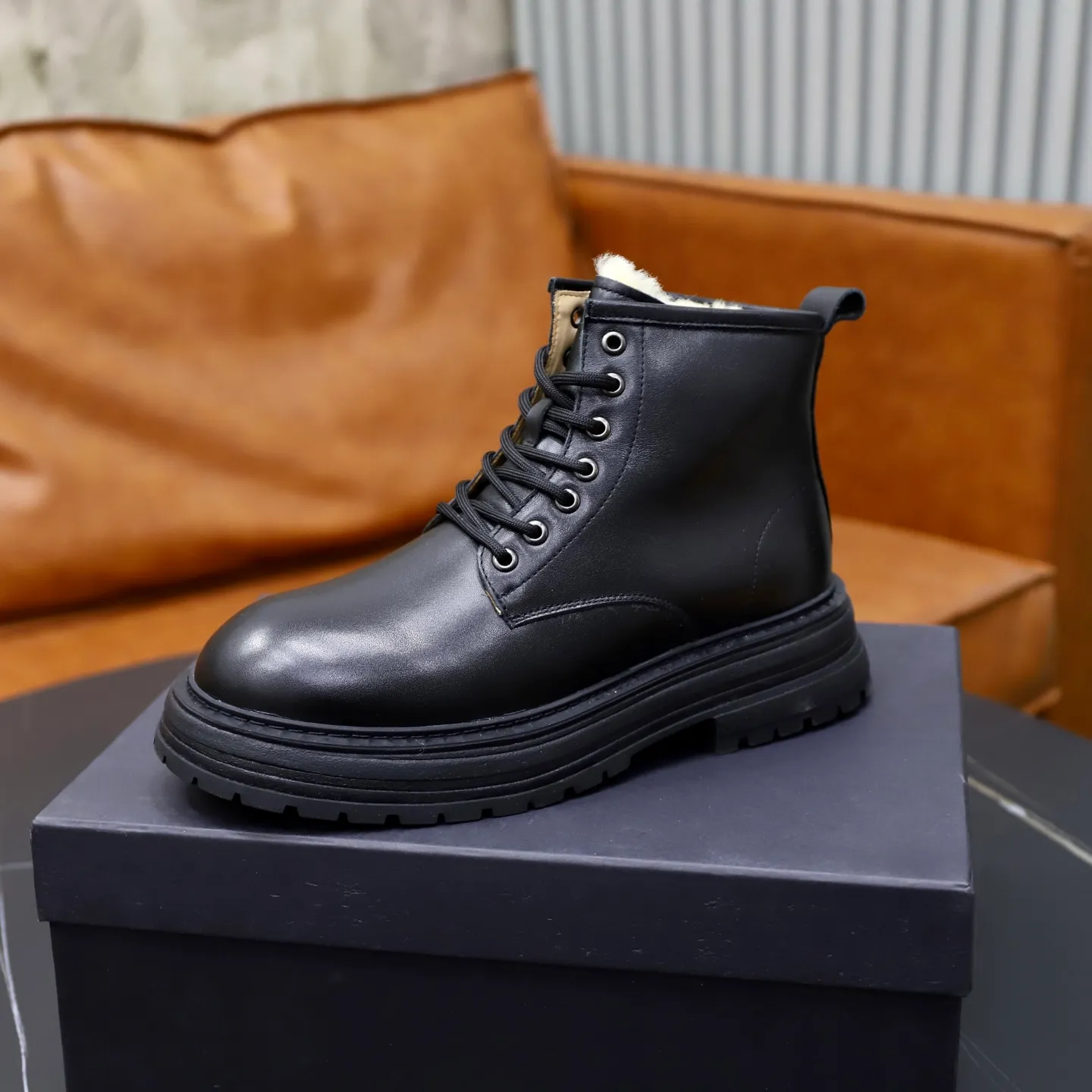 Ex-factory price: 680💰Thick wool imported from Australia Brand: UGG genuine purchasing agent Size: 38-44 (customized in 45) Grade: Official website 1:1 Material: First-layer genuine leather waterproof and antifreeze upper Real wool lining Original non-slip Soft wear-resistant outsole Style category: Men's casual shoes Trendy style Comfortable on the feet Color: Official website color synchronization